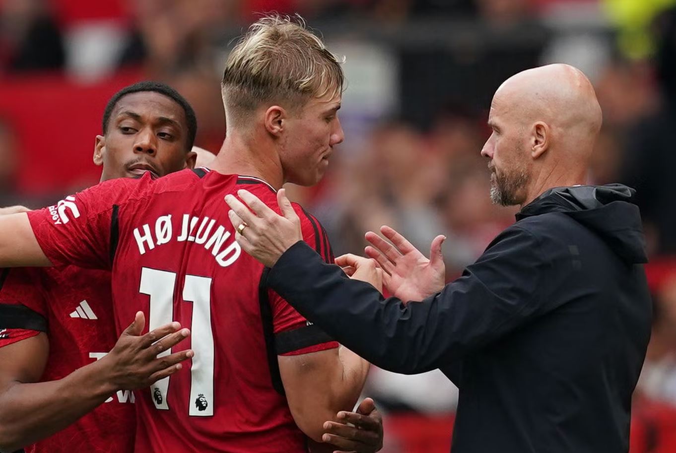 “Nuk i pasojnë topin”, te Man.United shpërfillin Hojlund, lojtarët “tradhtojnë” Ten Hag