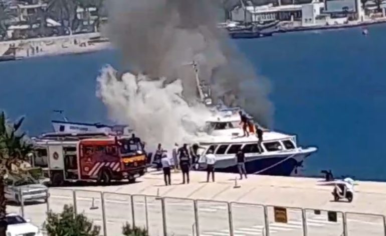 Merr flakë trageti i linjës Sarandë-Korfuz, zjarrfikësit në vendngjarje