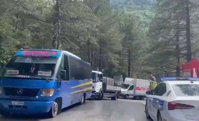 PAMJET/ Kamioni bllokon mbi tre orë aksin Orikum-Dhërmi, i kalueshëm vetëm në një krah, krijohet trafik i rënduar