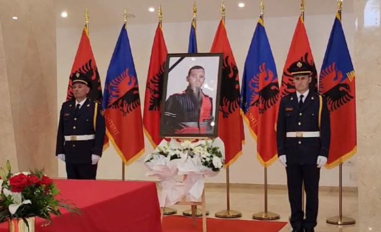 U vra dy ditë më parë para se të merrte shërbimin/ Përcillet sot në banesën e fundit efektivi i forcave “Shqiponja”, mbahen homazhe në nder të tij