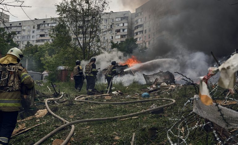 Forcat ruse përparojnë në rajonin e Kharkiv, Zelensky shtyn të gjitha udhëtimet ndërkombëtare