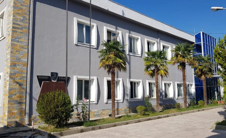 Mbajti mbi 16 orë në dhomat e paraburgimit të shoqëruarin edhe pas verifikimit, pezullohet nga detyra oficeri i Vlorës