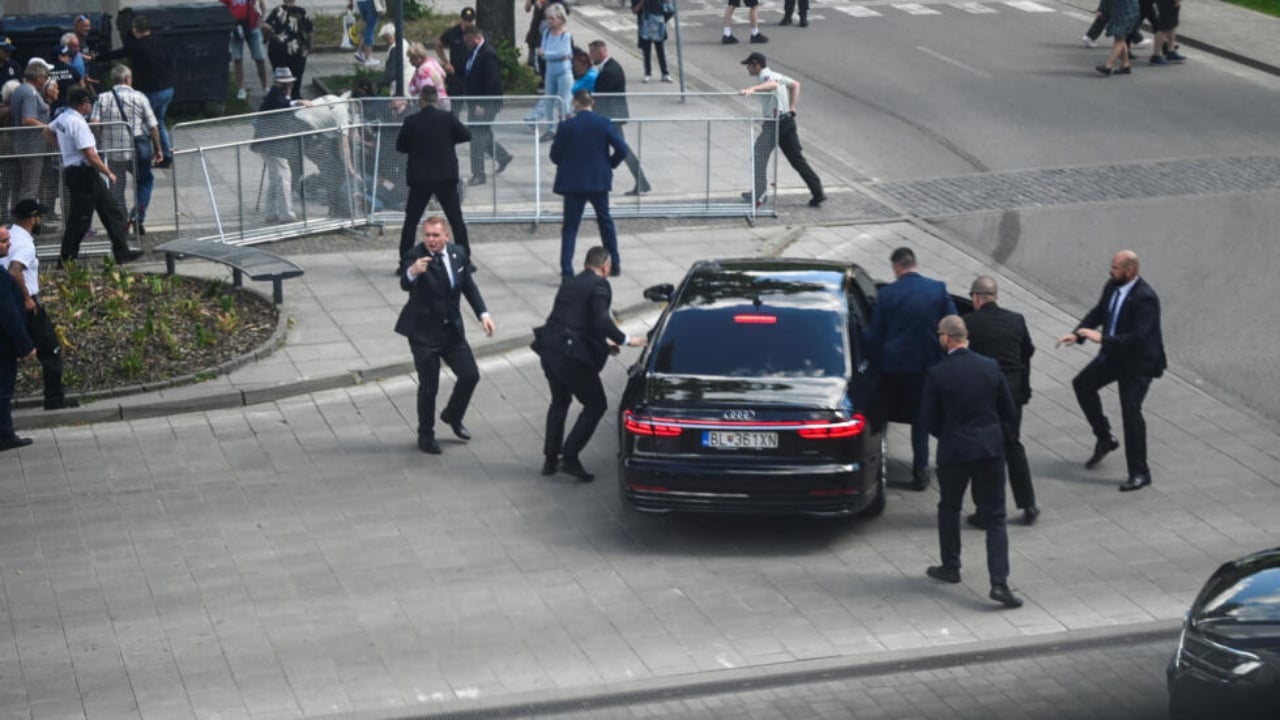 VIDEO/ U qëllua me armë, momenti kur kryeministri sllovak futet në makinë nga forcat e sigurisë