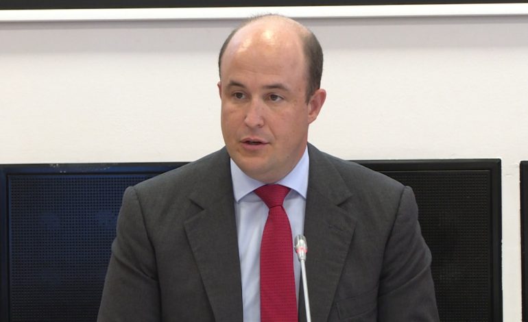 “Koha për hapa të vështirë”/ Diplomati amerikan: Vettingu i domosdoshëm, kujdes dosjet e prapambetura