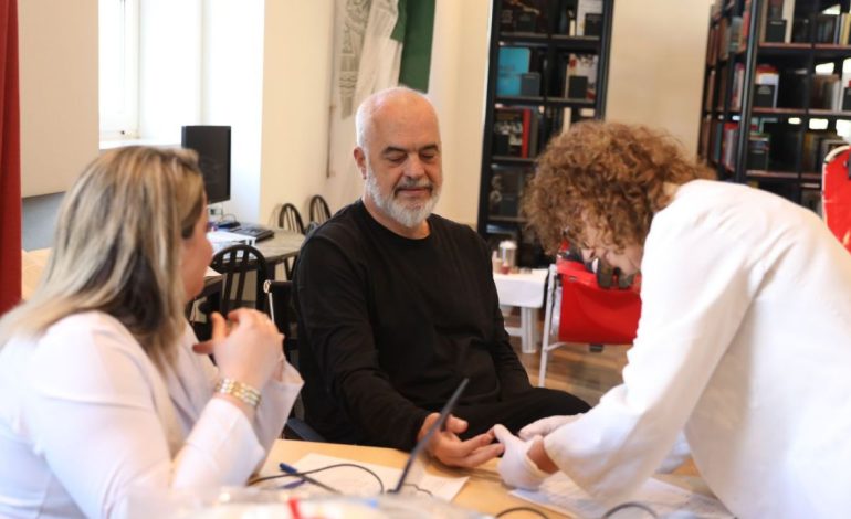 Kryeministri Rama dhuron gjak: Nuk ka dhuratë më ripërtëritëse, fiton energji të re