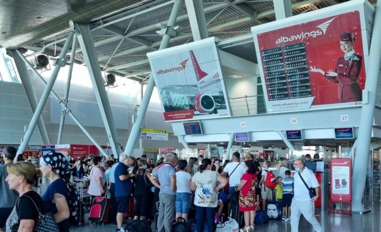 “Një mikeshë e ka vajzën me një burrë që s’e takon prej 13 vitesh, e kalojmë dot?”/ Zbardhen përgjimet që fundosën policin kufitar në Rinas