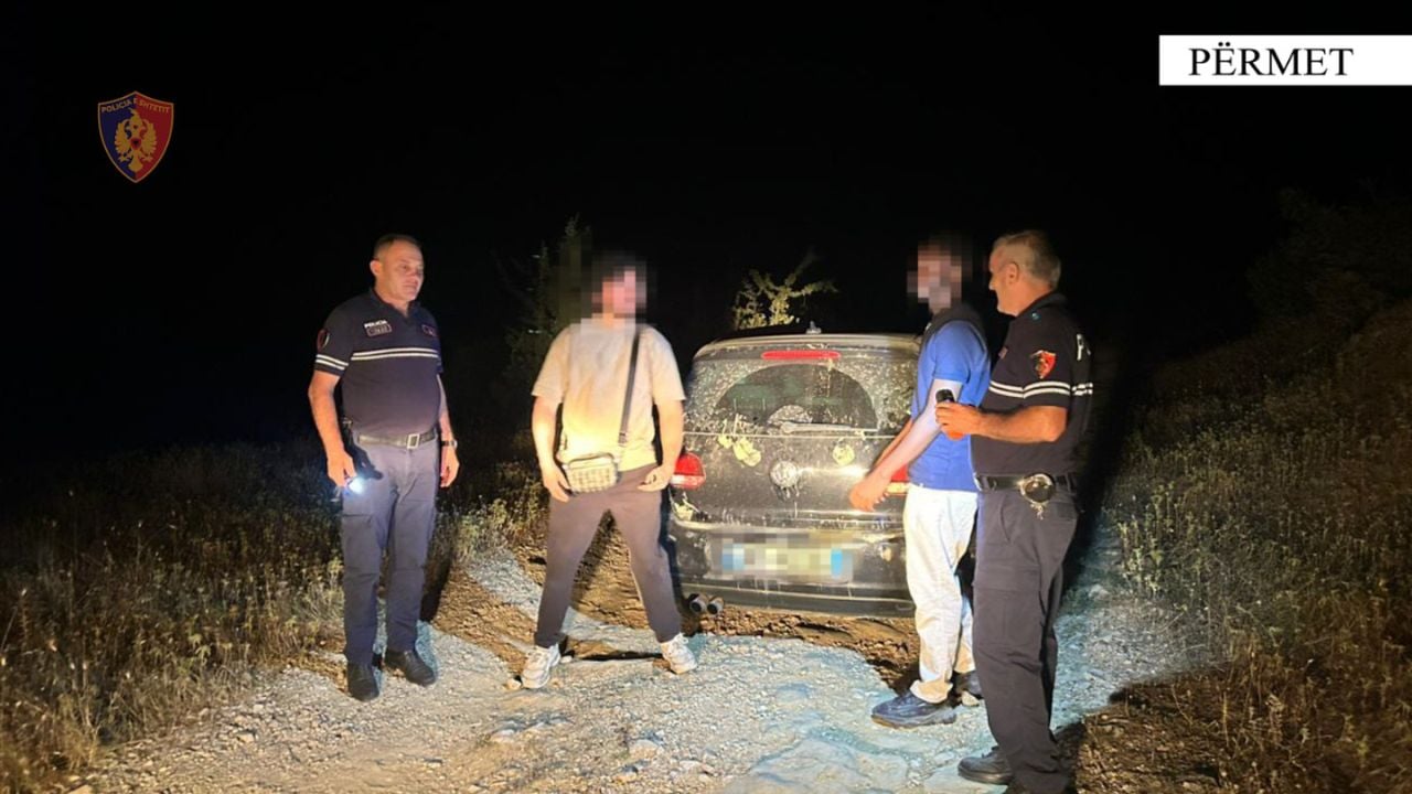 Automjeti pëson defekt, dy turistë francezë bllokohen në Përmet