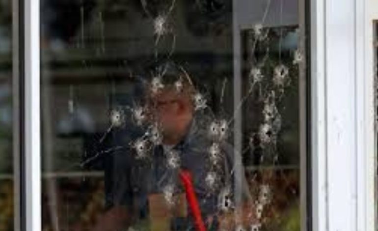 Të shtëna me armë në një dyqan ushqimor në Arkansas, 3 të vdekur dhe 10 të plagosur