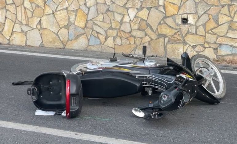 Aksidentohet motoristi në Shëngjin, humb kontrollin dhe përplaset me murin (Pamje)