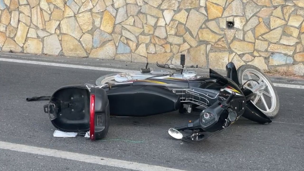 Aksidentohet motoristi në Shëngjin, humb kontrollin dhe përplaset me murin (Pamje)