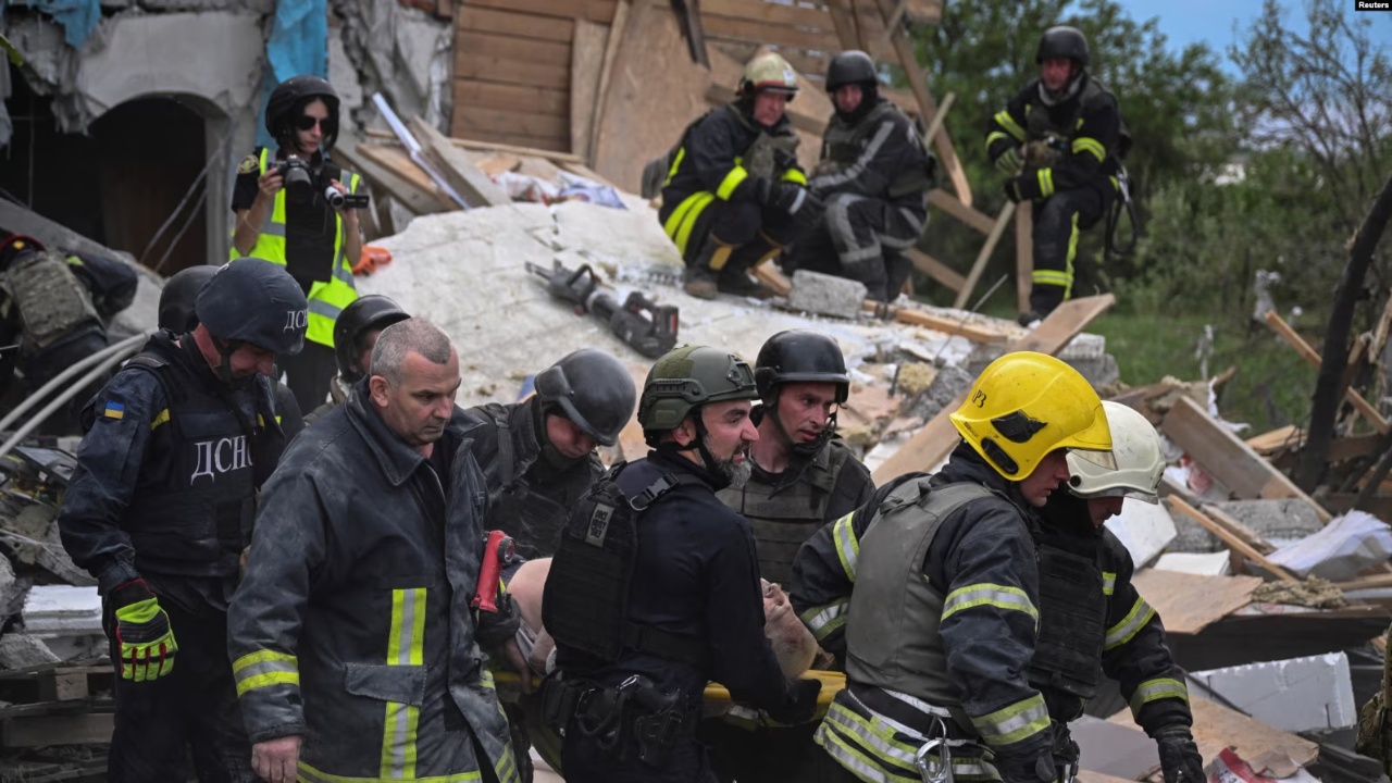Tre të vdekur nga bombardimet në Khrarkiv, Rusia vazhdon sulmet ndaj infrastrukturës energjetike të Ukrainës