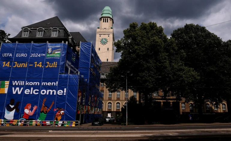 Gelsenkirchen “blindohet” para sfidës Serbi-Angli, policia mobilizon 1300 oficerë shtesë, monitoron nga afër 500 ultrasit serbë