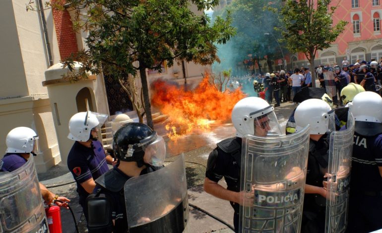 Protesta para Bashkisë së Tiranës, arrestohet 39-vjeçari, nën hetim gjashtë të tjerë