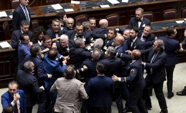 LAJM I FUNDIT/ Sherr me grushte mes deputetëve në parlamentin italian									
									 12/06/2024 20:34