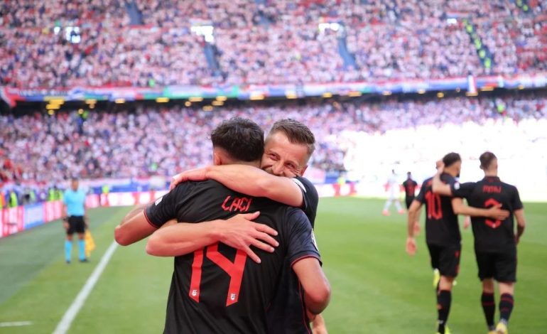 Gjasula çon në festë 20 mijë kuqezinj në stadium e miliona të tjerë anembanë botës