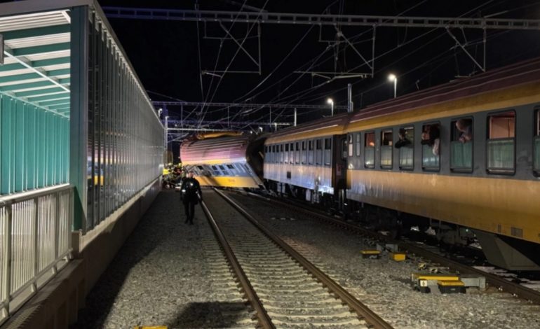 VIDEO/ E rëndë në Çeki! Treni i pasagjerëve përplaset me një tren mallrash! Katër të vdekur dhe 26 të plagosur