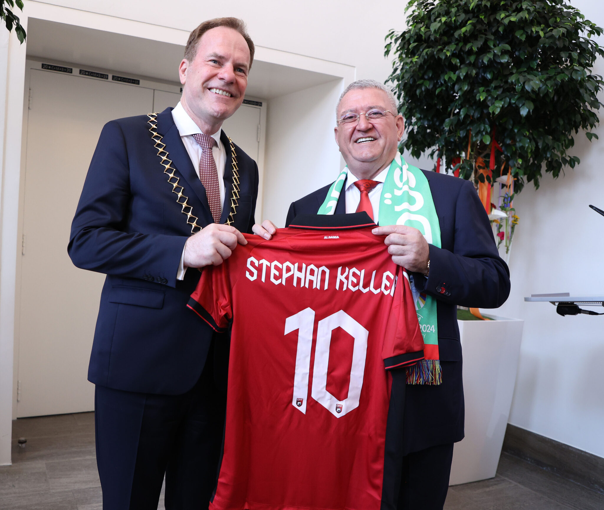 Sfida Shqipëri-Spanjë, Bashkia e Dyseldorfit organizon pritje për dy federatat, Presidenti Duka: Vetëm futbolli i bashkon kaq shumë njerëzit