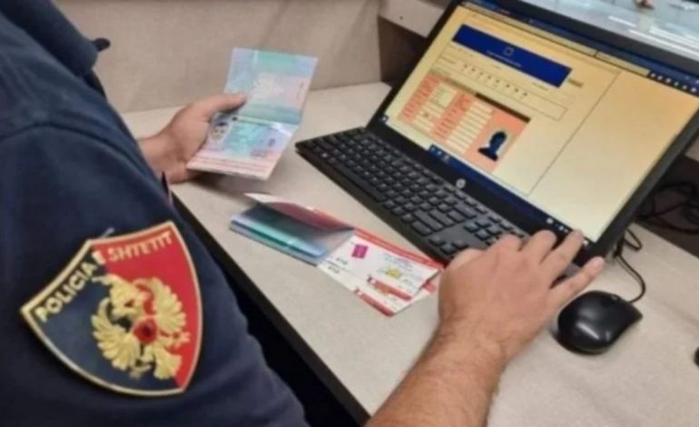 “I dërgon pasaportën nuses së shokut me 2 fëmijët?”, zbardhen përgjimet, si polici kufitar i kaloi dy të miturit në Rinas pa prokurë: Burrin e ka në Bruksel