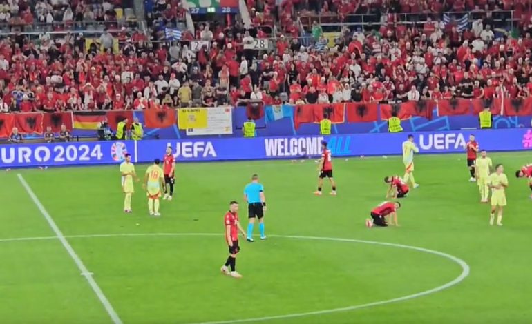 VIDEO/ Momente trishtimi, ja si reaguan lojtarët shqiptarë pas përfundimit të ndeshjes me Spanjën