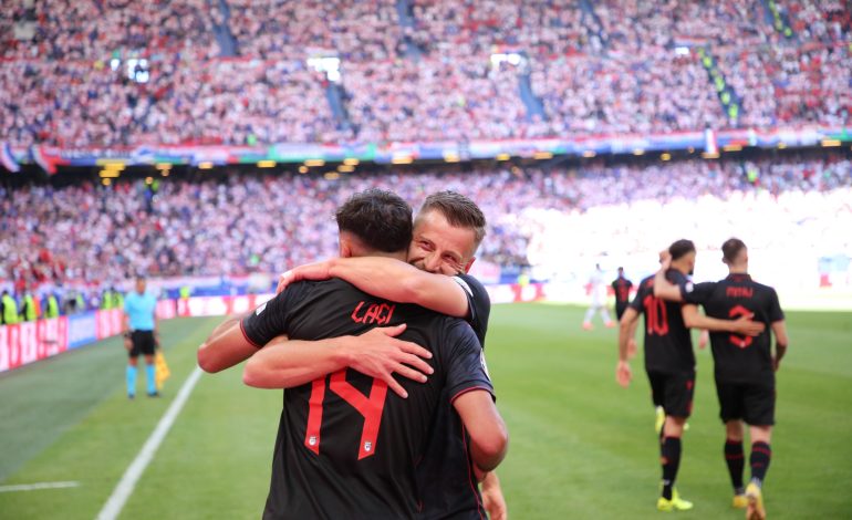 VIDEO/ Shqipëri magjike në Hamburg, kuqezinjtë udhëheqin në pjesën e parë ndaj Kroacisë