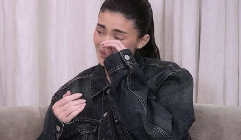 Çfarë ndodhi? Kylie Jenner shpërthen në lot pas komenteve të fansave!