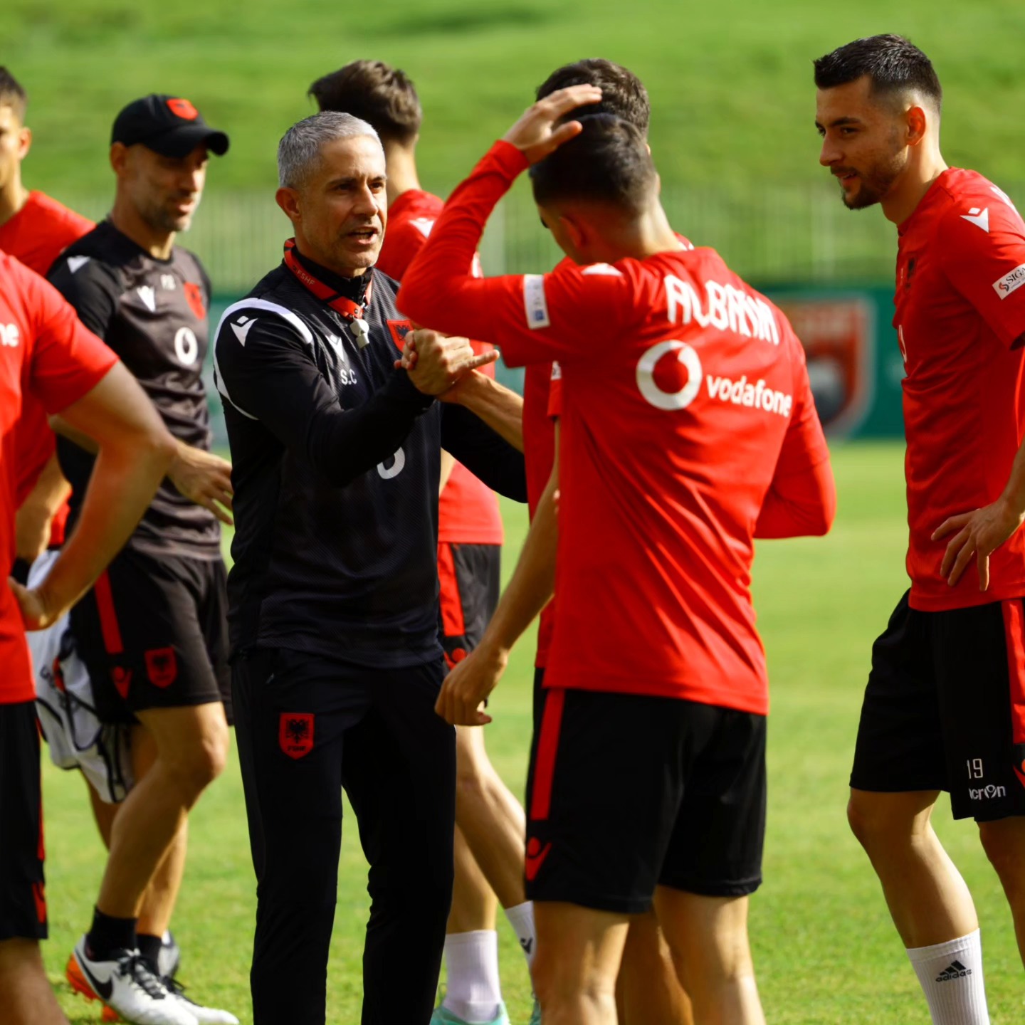 Shqipëria ndez “motorët”, Sylvinho “shtrydh” legjionarët, Daku dhe Hoxha projektohen titullarë (VIDEO)