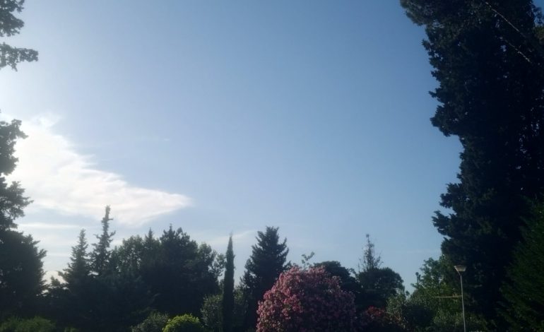 Moti sot i nxehtë dhe me kushte atmosferike të qëndrueshme! Temperaturat arrijnë deri në 34 gradë