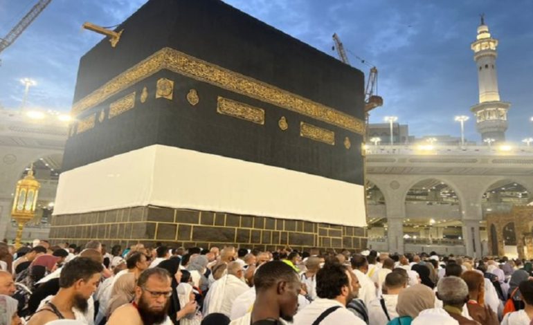 Temperatura ekstreme deri në 46 gradë, vdesin 14 pelegrinë gjatë Haxhit në Mekë