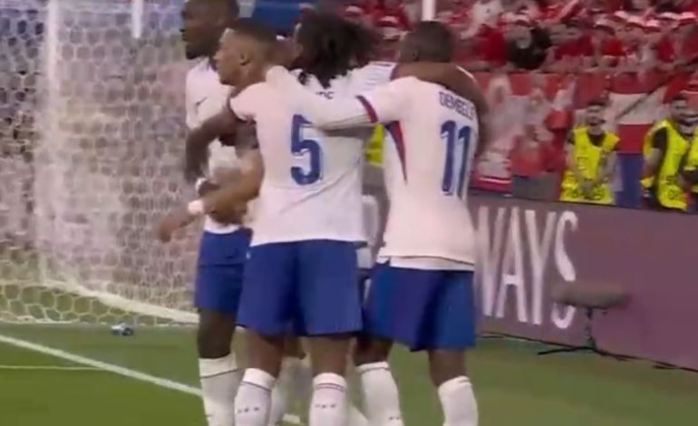 LIVE AUSTRI-FRANCË/ Shpërthen festa e “Gjelave”, kalojnë në avantazh falë një autogoli (VIDEO)