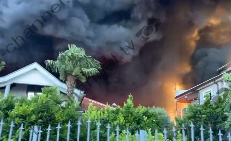 Pamje dramatike nga Shkodra, flakët përpijnë tregun e rrobave të përdorura, zjarri përhapet edhe te banesat