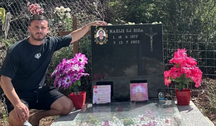 I dedikoi fitoren, Dijonis Biba publikon foto nga varri i nënës