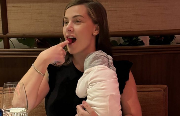 Olta Gixhari ndan fotografi të ëmbla me të voglin e saj