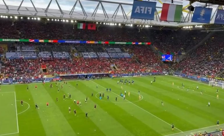 I adhurojnë në Serie A, tifozët shqiptarë presin me vërshëllima lojtarët e Italisë