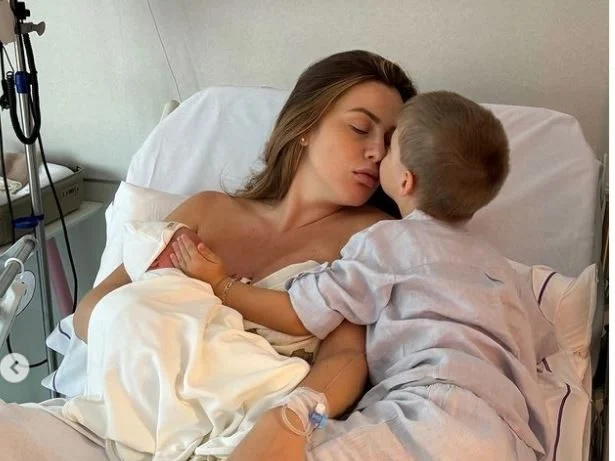 Olta Gixhari bëhet nënë për herë të dytë, ndan foton e ëmbël