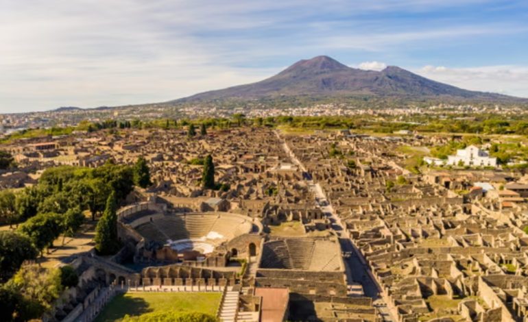 Po vizitonte vullkanin pranë Napolit, temperaturat e larta i marrin jetën turistit britanik