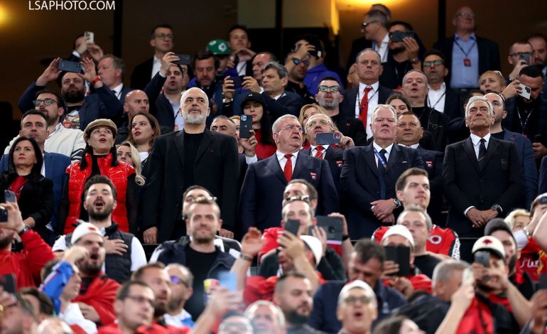 FOTO/ Rama në tribunë për të mbështetur kombëtaren, ministrat që e shoqëronin