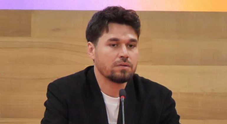 “Motiv” nga Alban Skënderaj/ Ledion Liço dy fjalë për këngëtarin