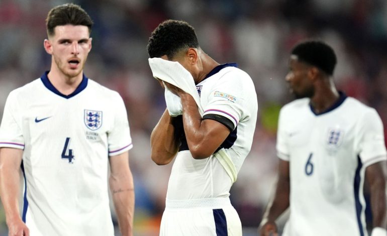 “Euro2024”, zhgënjejnë ekipet “big”, zhduken yjet. Franca e Anglia kalojmë më tej, por vërshëllehen nga tifozët