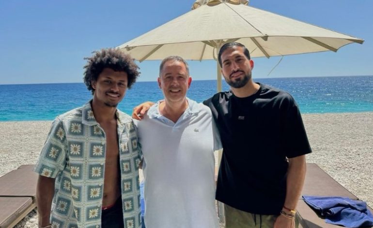 FOTO/ Yjet e Borussia Dortmund me pushime në jug të Shqipërisë