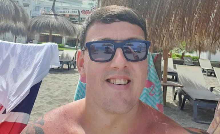 Me simbol nazist në trup, kush është tifozi anglez që u përlesh me serbët në Gjermani dhe rrezikon…