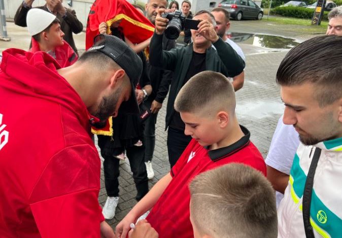 Tifozët pranë kombëtares, marrin autografe dhe bëjnë foto me lojtarët e Shqipërisë