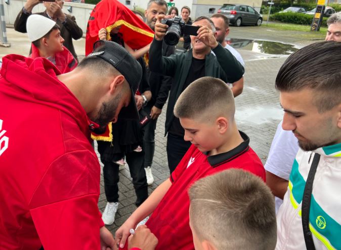 Tifozët pranë kombëtares, marrin autografe dhe bëjnë foto me lojtarët e Shqipërisë
