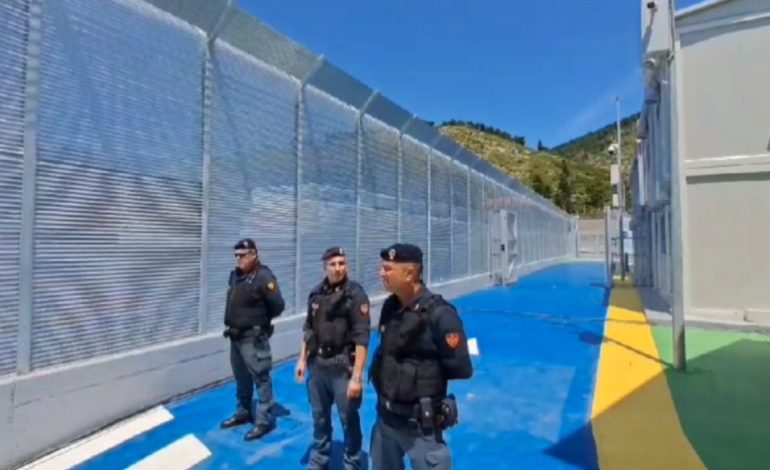 I ruajtur me policë italianë, ja çfarë ndodh brenda kampit të emigrantëve në Shëngjin