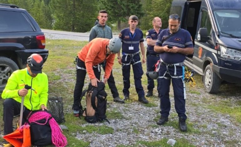 Grupi i turistëve aksidentohen teksa tentonin të ngjisnin Majën e Jezercës, dyshohet për një viktimë