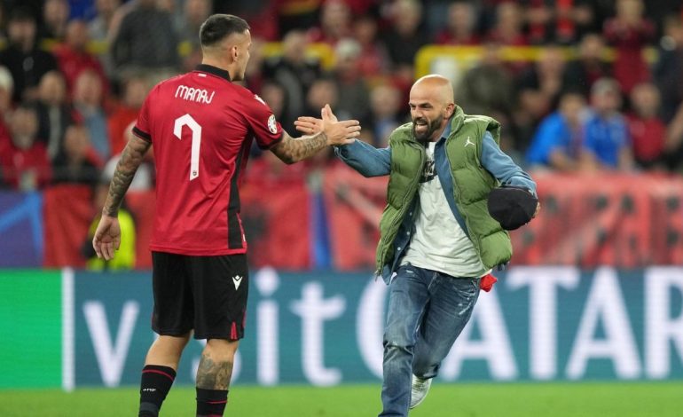 Me flamur në dorë, hyri në fushë dhe takoi djemtë e Kombëtares, kush është shqiptari që ndërpreu për pak sekonda ndeshjen Shqipëri-Itali