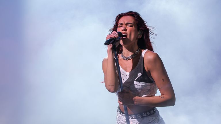 Dua Lipa në Glastonbury – BBC me lëvdata të mëdha për artisten shqiptare