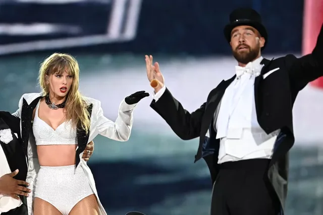 Taylor Swift performon në skenë me të dashurin e saj, Travis Kelce