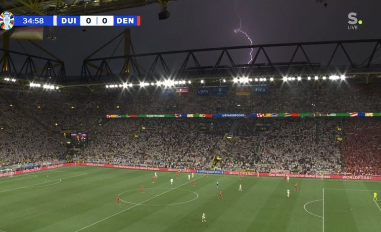 Ndodh për herë të parë në një kampionat Europian, dueli mes Gjermanisë dhe Danimarkës ndërpritet prej… rrufeve