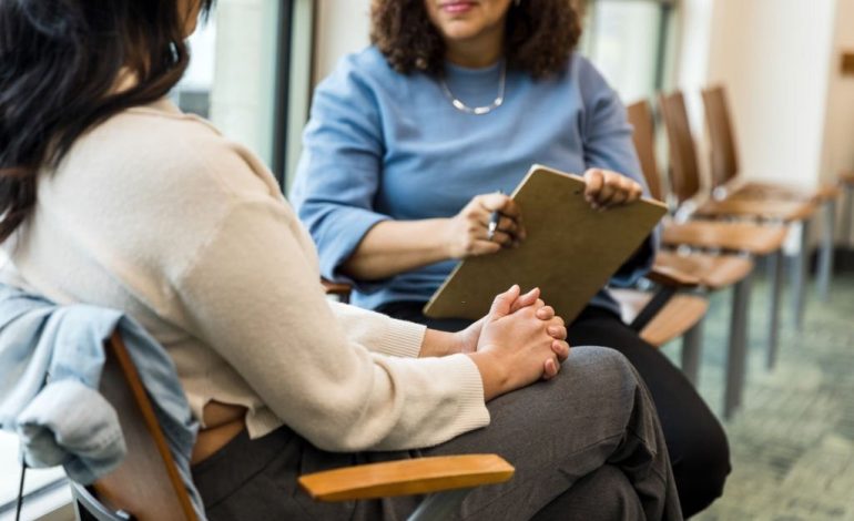 Si të Kuptoni që Duhet të Shkoni tek Psikologu – Simptomat dhe Sjelljet e Shpjeguara