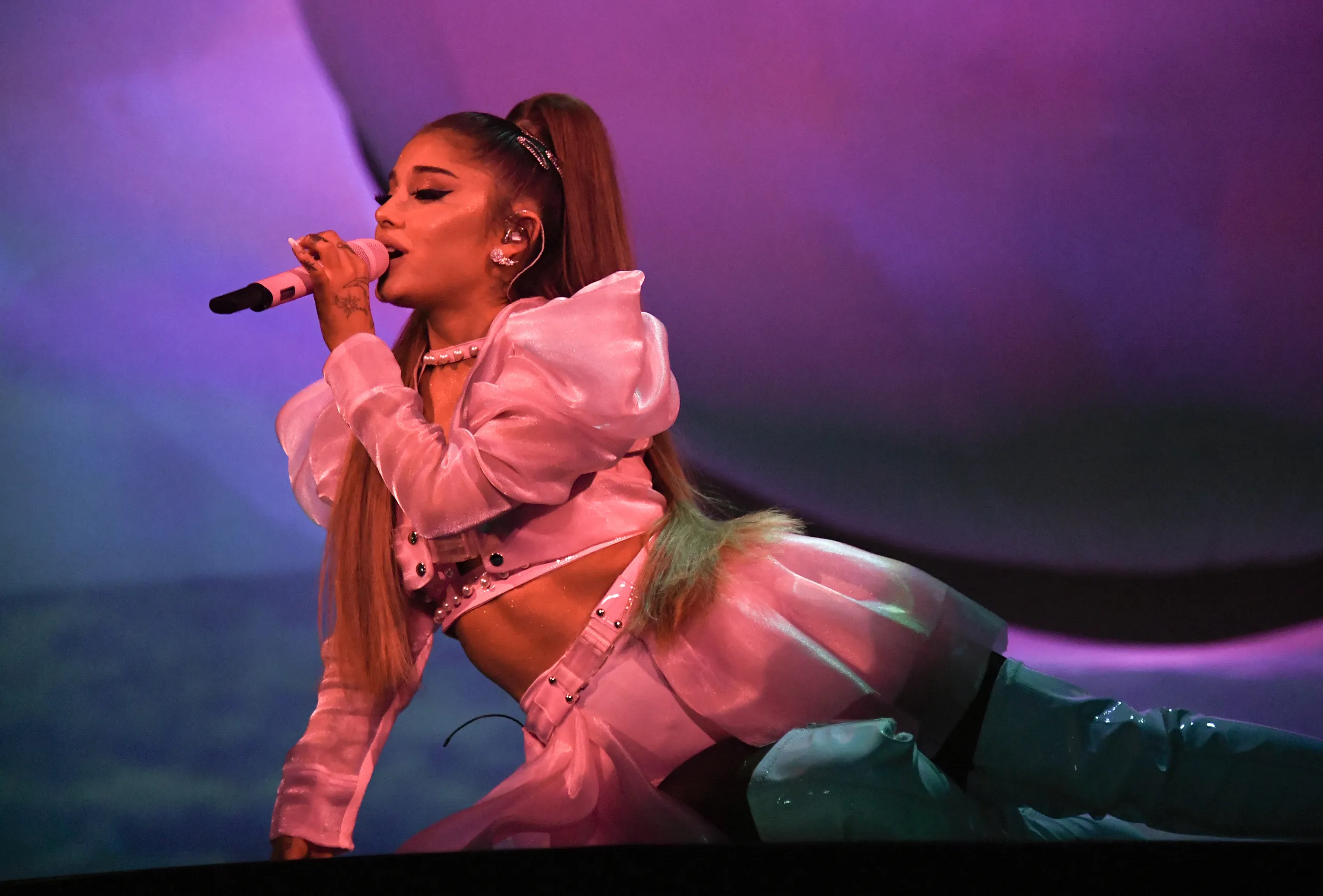 Fansat të shokuar! Zëri i Ariana Grande-s ndryshon në mes të intervistës